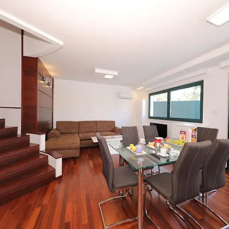 Vila Cozy In With Private Swimming Pool