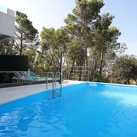 Cozy In With Private Swimming Pool