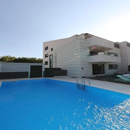 Cozy In With Private Swimming Pool Vila Seline