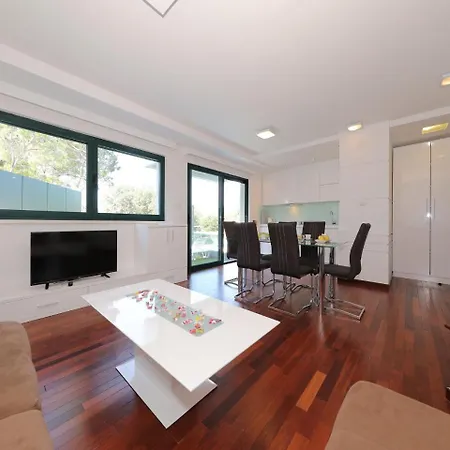 Cozy In With Private Swimming Pool
